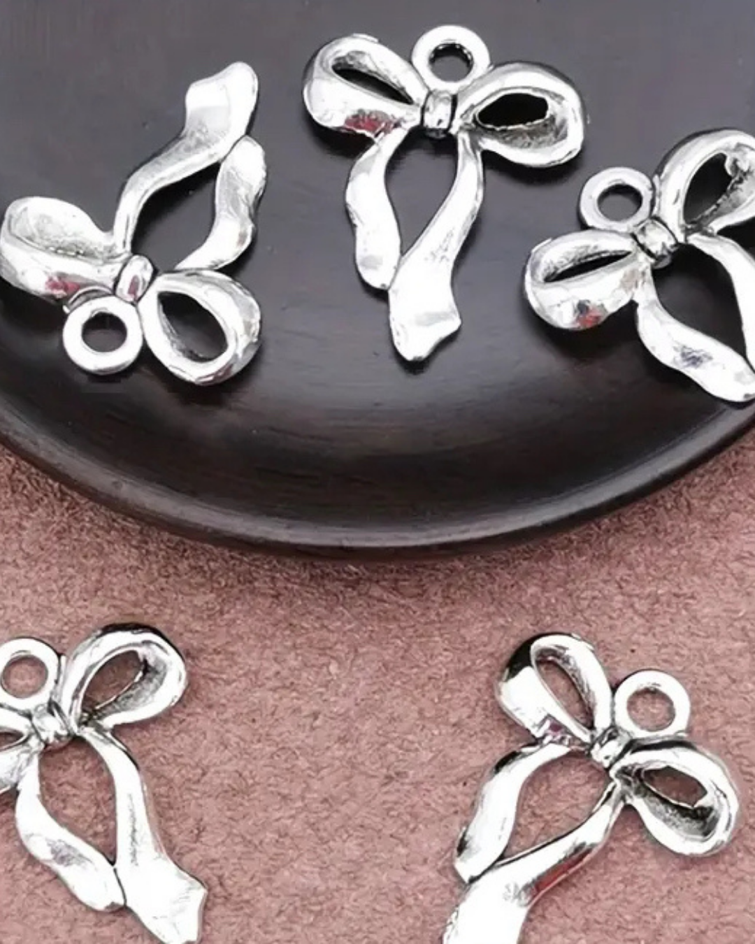 Asymmetrische Schleife- Charm Silber